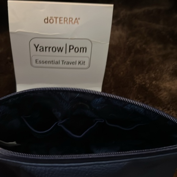 NWOT - 💙DOTERRA YARROW POM TRAVEL BAG💙 - Picture 4 of 6